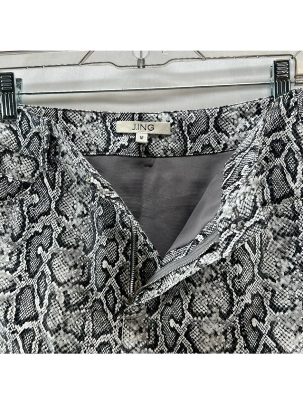 J.ING Faux Leather Snake Print Mini Skirt Size M Lined Zip Fly Pocket Gray Black - Picture 11 of 13